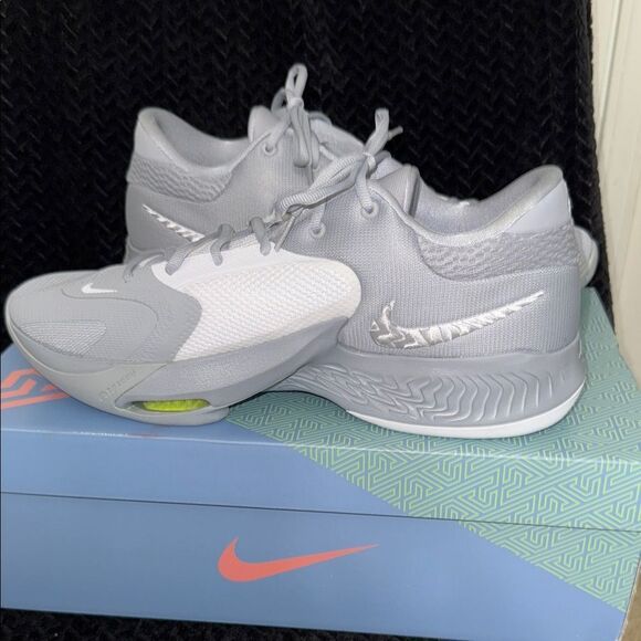 Nike Silver and White Men\'s Athletic Shoes main image 7